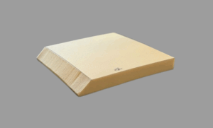 Coussin biseauté pour fauteuil roulant recouvert de pellicule polyuréthane